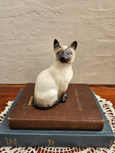 Load image into Gallery viewer, 25 08 Vintage Beswick Siamese Cat Figurine
