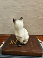 Load image into Gallery viewer, 25 08 Vintage Beswick Siamese Cat Figurine
