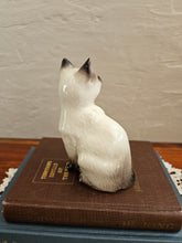 Load image into Gallery viewer, 25 08 Vintage Beswick Siamese Cat Figurine
