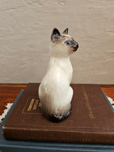 Load image into Gallery viewer, 25 08 Vintage Beswick Siamese Cat Figurine
